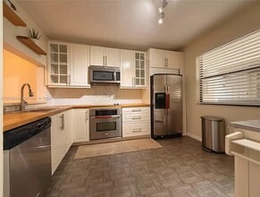 511 Ives Dairy Rd in Miami, FL - Building Photo - Building Photo