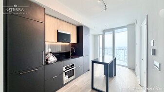 1 Fairview Rd E in Mississauga, ON - Building Photo