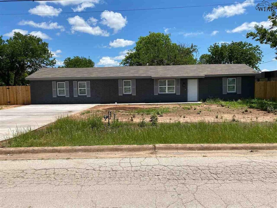 401 S College Ave in Holliday, TX - Building Photo