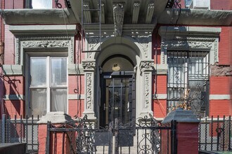 95 E 7th St in New York, NY - Foto de edificio - Building Photo
