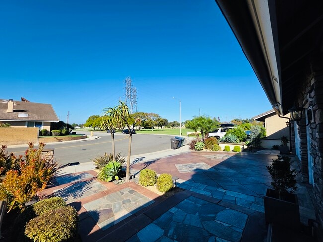 8612 Naples Dr in Huntington Beach, CA - Building Photo - Building Photo