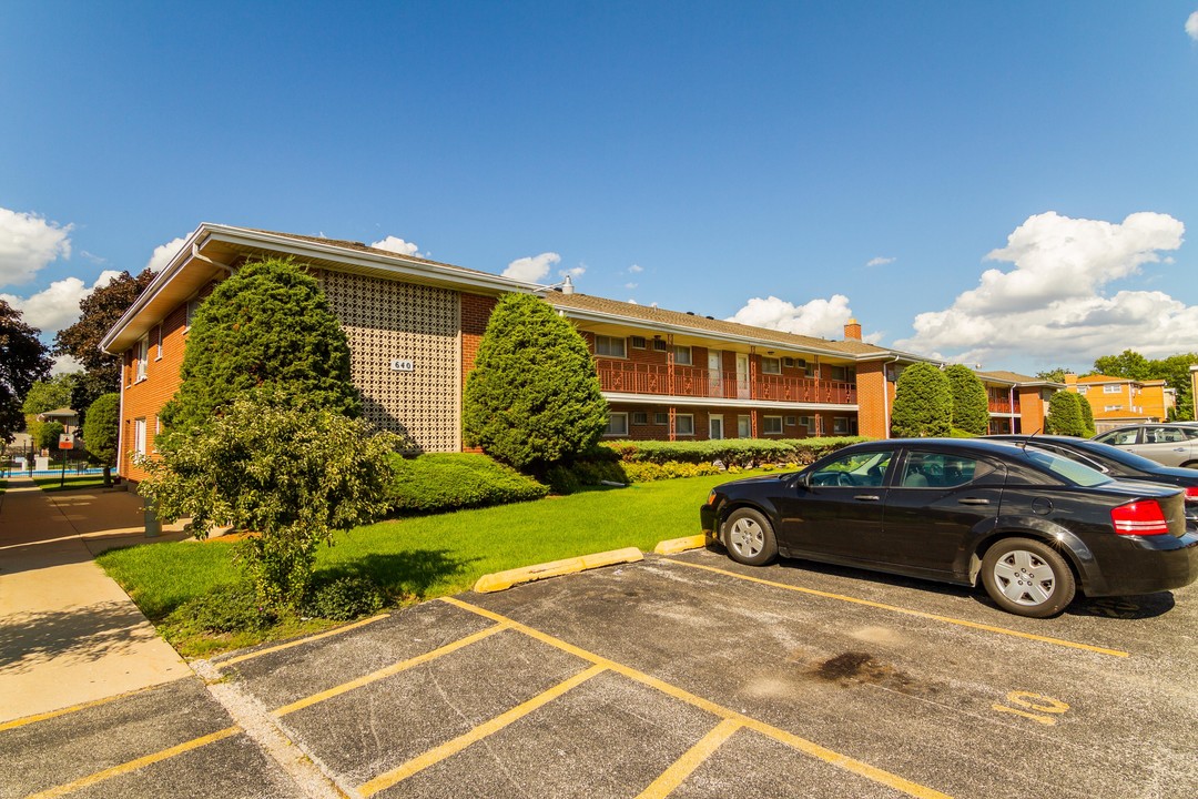 Greenfield Square Apartments in Des Plaines, IL - Building Photo