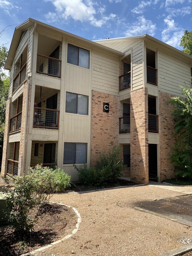 property at 421 W San Antonio St