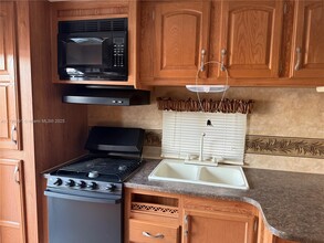 706 W 40th Pl in Hialeah, FL - Building Photo - Building Photo