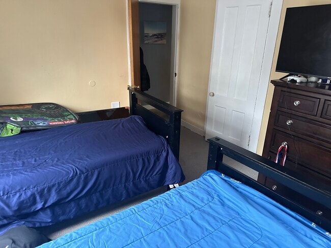 58 Tolland St, Unit Unit B in East Hartford, CT - Building Photo - Building Photo