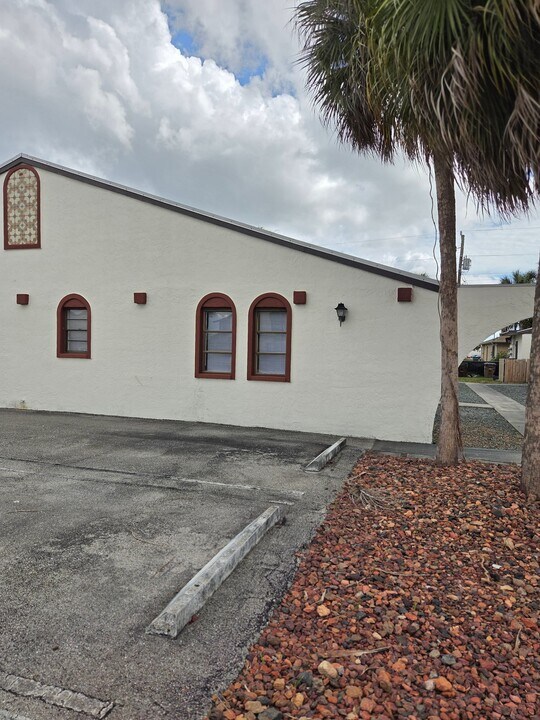 1214 SE 8th St in Cape Coral, FL - Building Photo