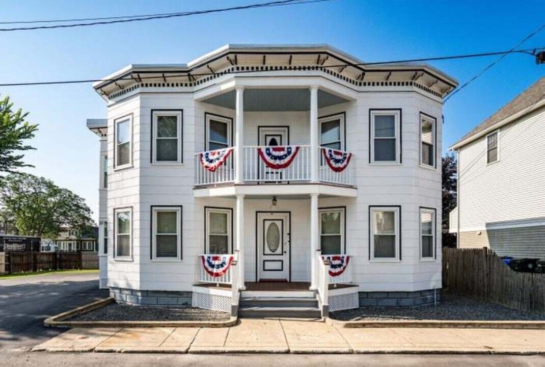 33 Krakow Ave in Manchester, NH - Building Photo