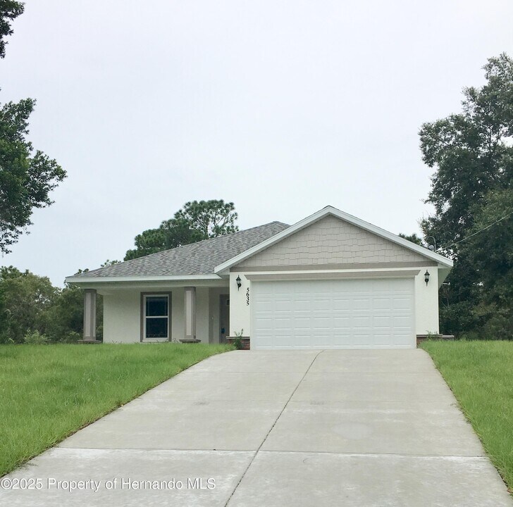 5635 Pillar Ave in Spring Hill, FL - Building Photo