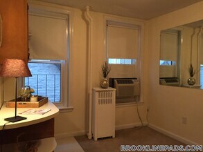 1223 Beacon St, Unit 316 in Brookline, MA - Foto de edificio - Building Photo