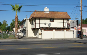 6439 Woodman Ave in Van Nuys, CA - Building Photo - Building Photo