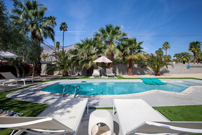 2007 E Andreas Rd in Palm Springs, CA - Building Photo - Building Photo