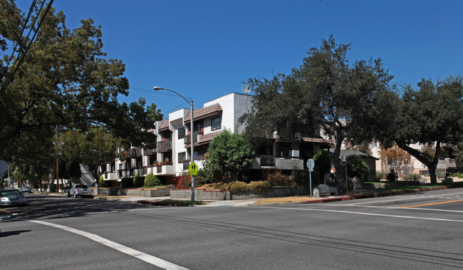 603 E Olive Ave in Burbank, CA - Foto de edificio - Building Photo