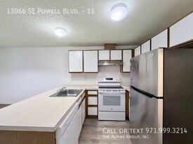 13066 SE Powell Blvd in Portland, OR - Building Photo