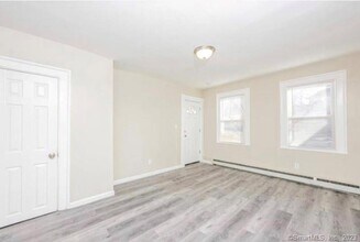 2818 Whitney Ave in Hamden, CT - Building Photo - Building Photo