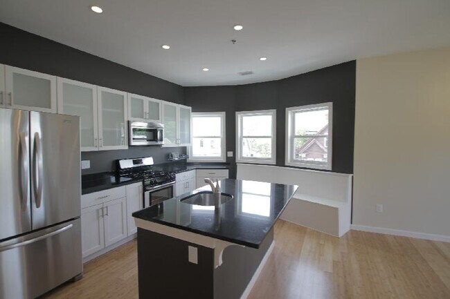 17 Ashley St, Unit 1 in Boston, MA - Foto de edificio - Building Photo