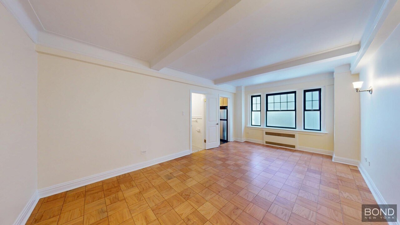 95 Christopher St in New York, NY - Building Photo