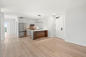1120 W Van Buren St in Chicago, IL - Building Photo - Building Photo