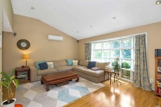 29 Village Dr in Jericho, NY - Building Photo - Building Photo
