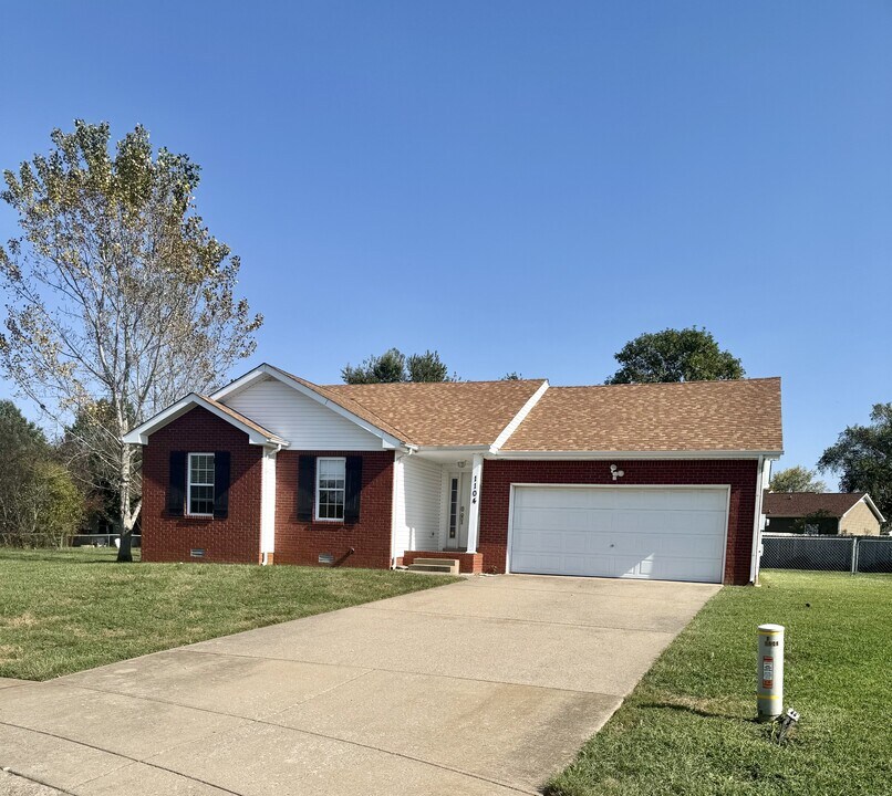 1104 Connemara Way in Clarksville, TN - Building Photo