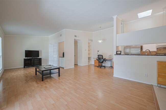 2425 Augusta Dr in Houston, TX - Building Photo - Building Photo