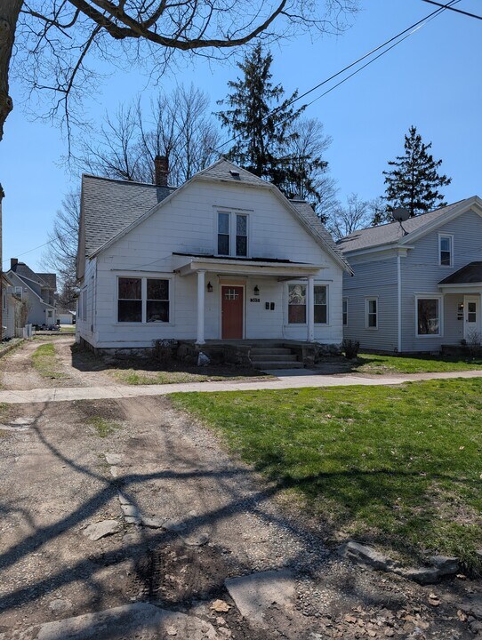 305 W Harris St, Unit a in Charlotte, MI - Foto de edificio