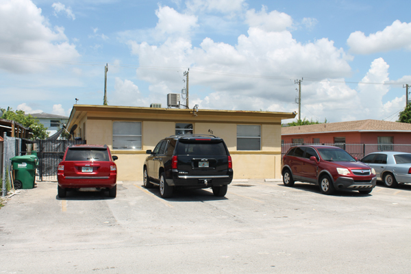 411 Sharar Ave in Opa Locka, FL - Building Photo - Building Photo