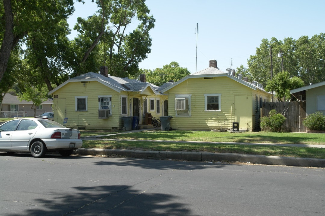 1002 W 22nd St in Merced, CA - Foto de edificio