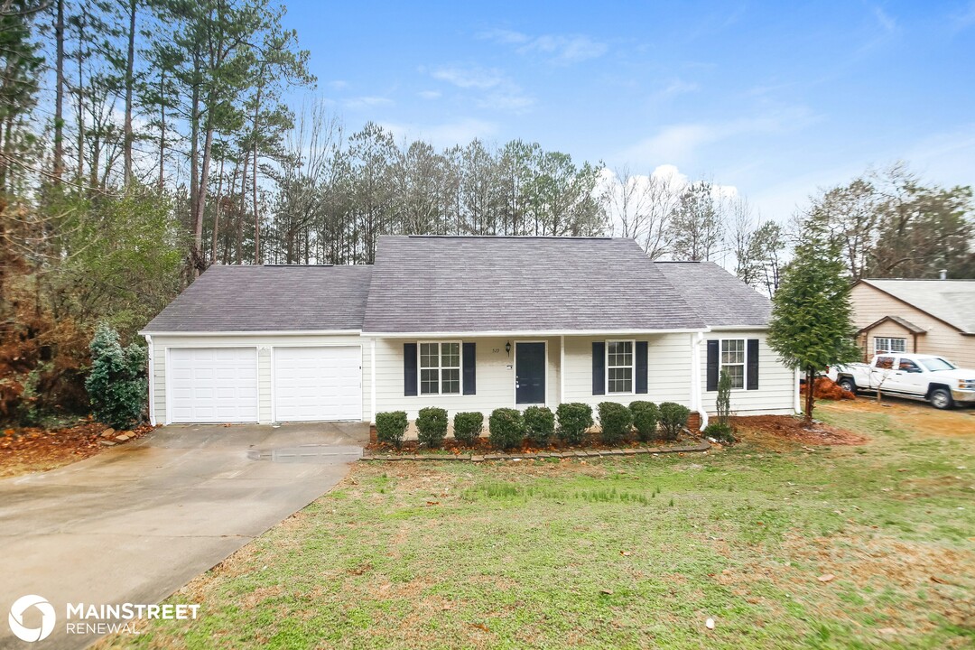 529 Bluff Ct in Woodstock, GA - Building Photo