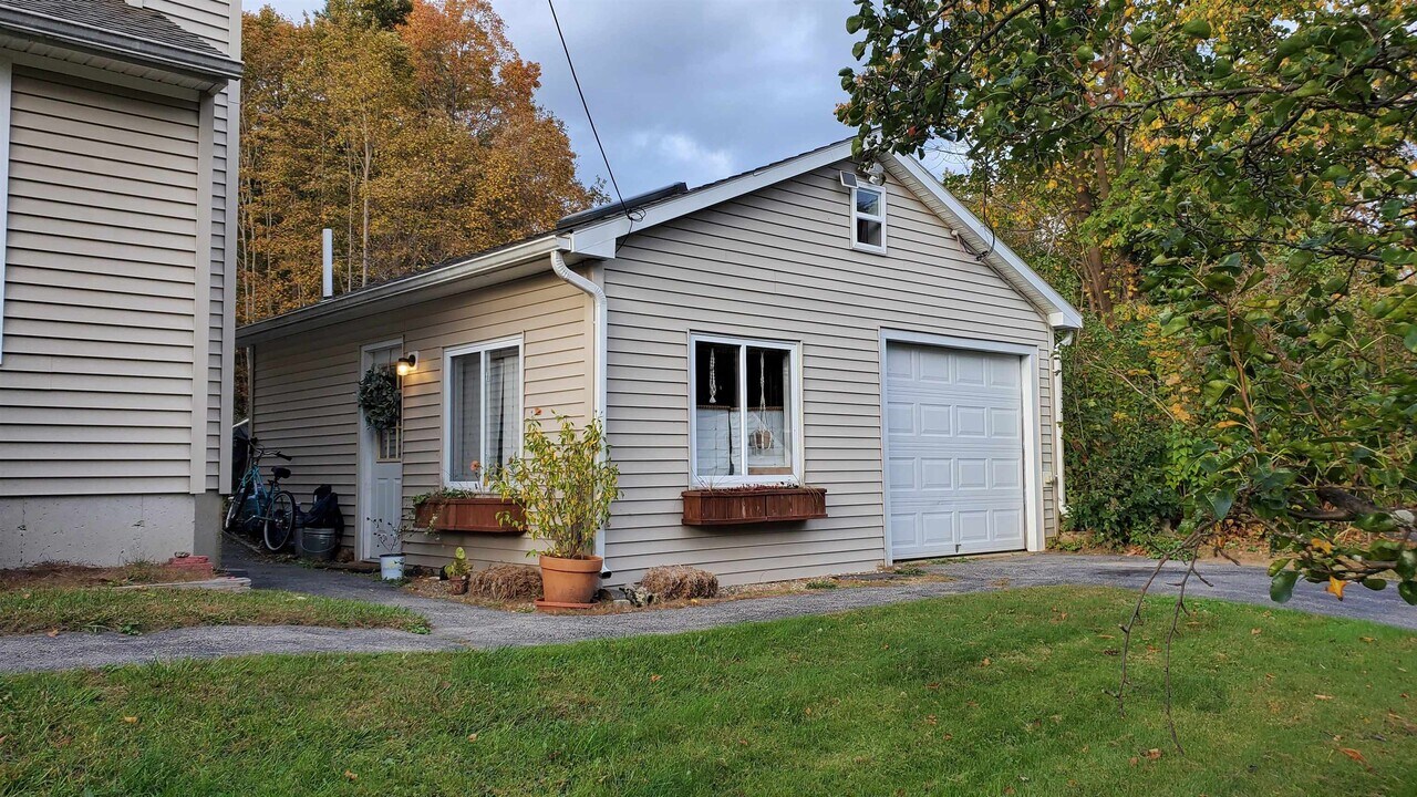 11 Dana Ave in Kittery, ME - Building Photo