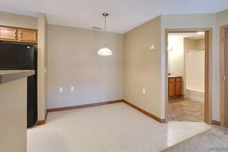 2524 Deer Lakes Dr in Amherst, NY - Building Photo - Building Photo