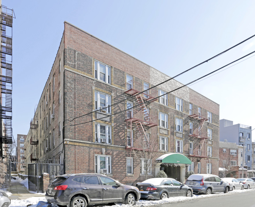 30-49 Crescent Street in Long Island City, NY - Building Photo