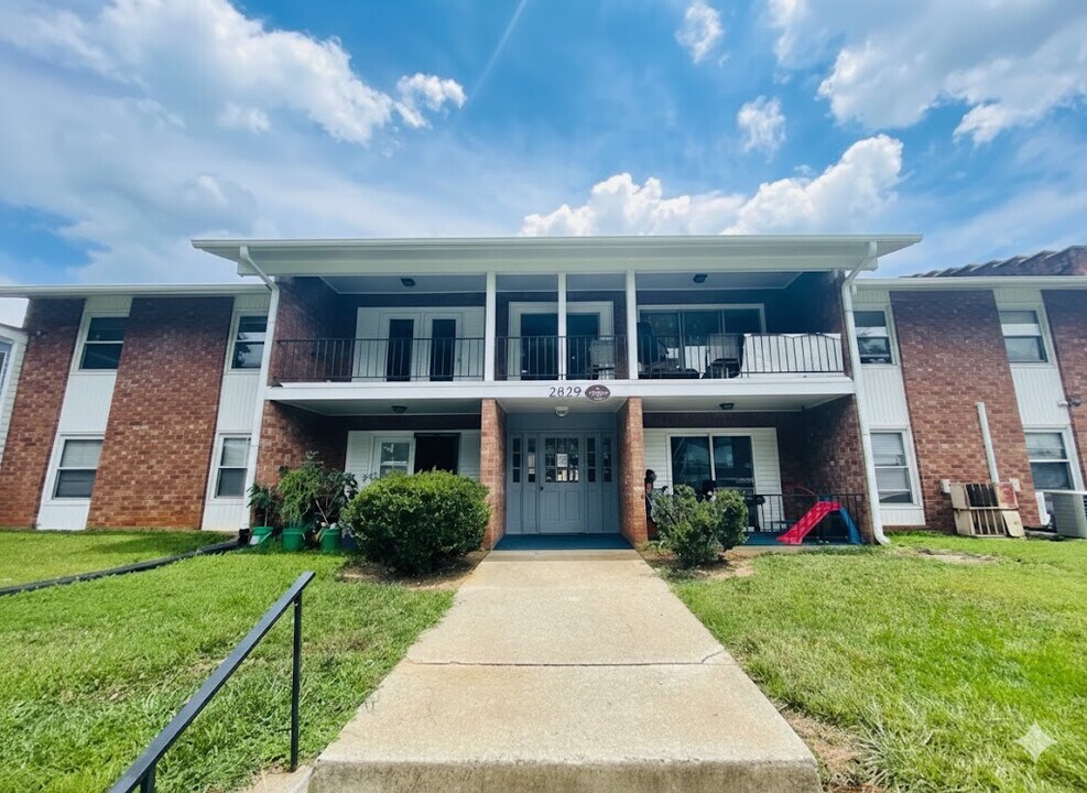 2829 N Ohenry Blvd in Greensboro, NC - Foto de edificio