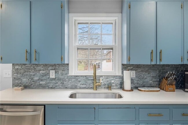 384 Valley Rd in Middletown, RI - Building Photo - Building Photo