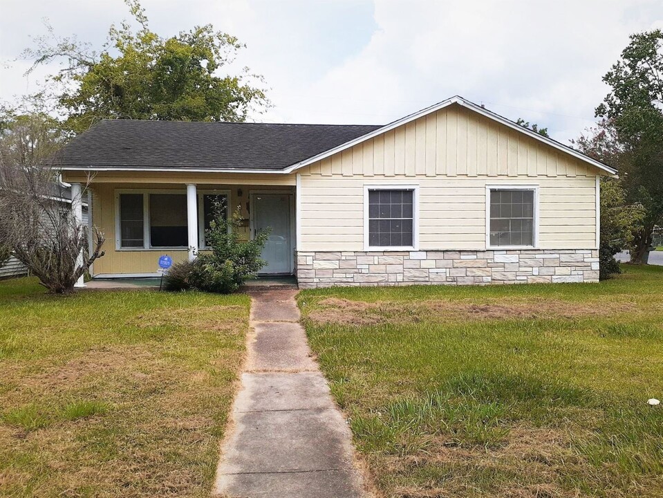 4010 E Lynwood Dr in Beaumont, TX - Building Photo