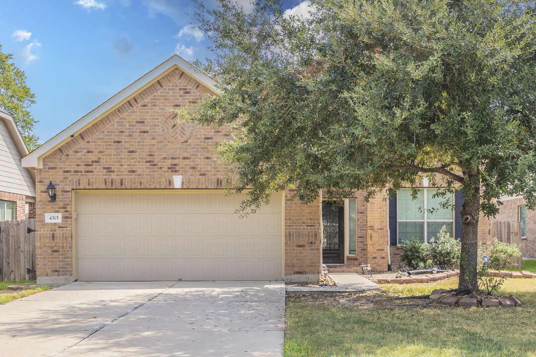 4315 Countrypines Dr in Spring, TX - Foto de edificio