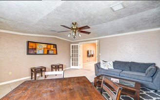 518 Westshire Dr in Houston, TX - Building Photo