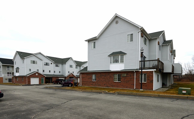 River’s Edge in West Warwick, RI - Foto de edificio - Building Photo