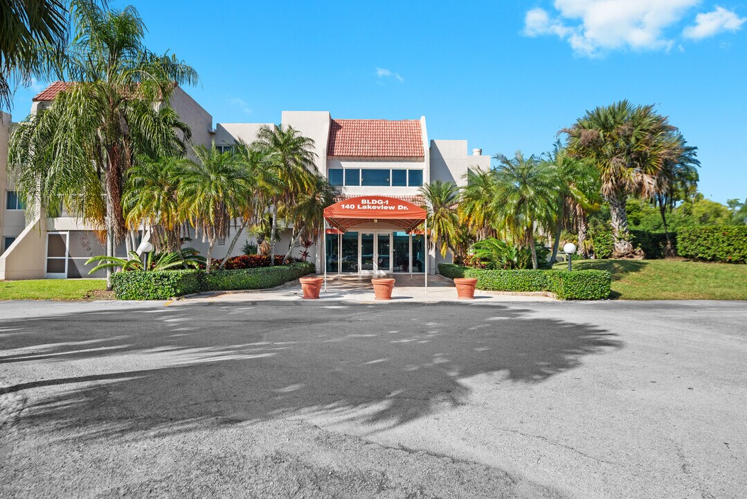 140 Lakeview Dr, Unit 103 in Weston, FL - Building Photo