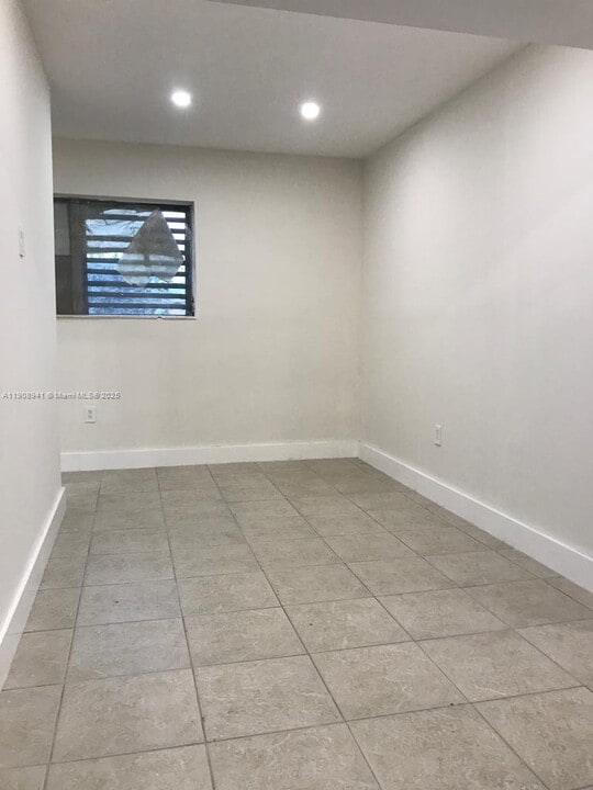 1951 NE 167th St in North Miami Beach, FL - Building Photo