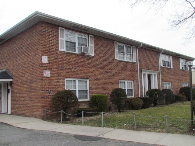 95 Jerusalem Ave in Hempstead, NY - Building Photo