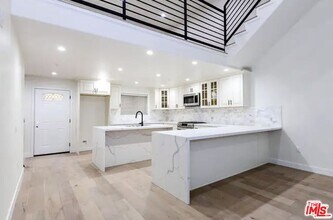 5019 W Maplewood Ave in Los Angeles, CA - Building Photo - Building Photo