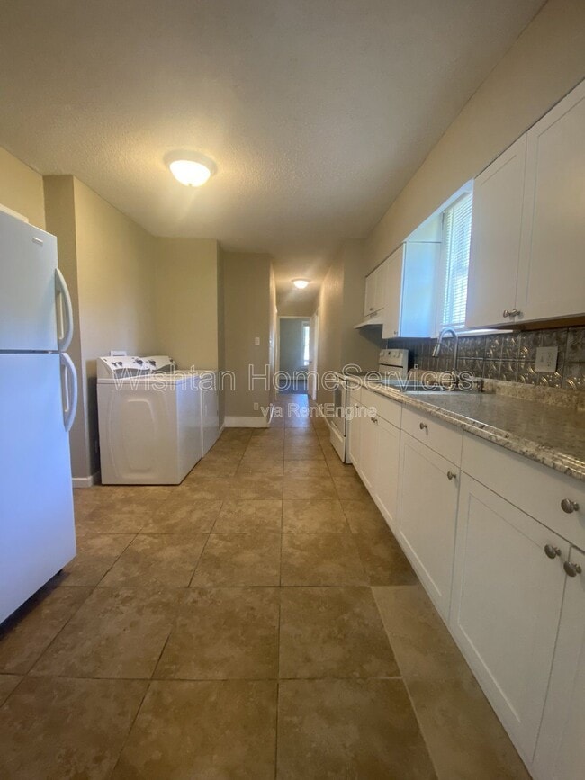 property at 617 W Calhoun St