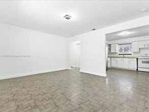 812 NW 55th Terrace in Miami, FL - Building Photo - Building Photo