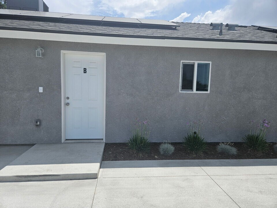 2319 Wilshire Alley in Bakersfield, CA - Building Photo