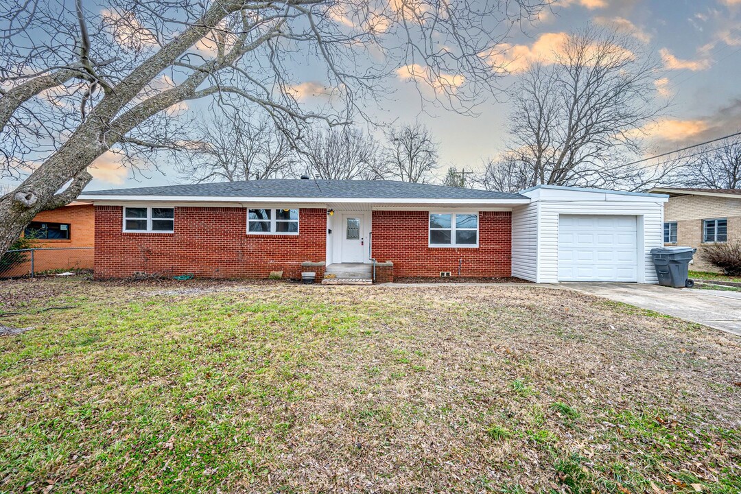 904 Davis St in Ardmore, OK - Building Photo