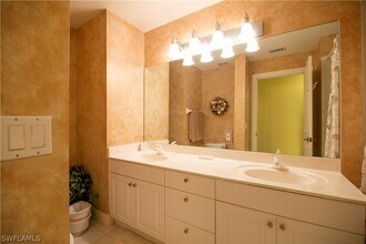 526 Laguna Royale Blvd in Naples, FL - Building Photo - Building Photo