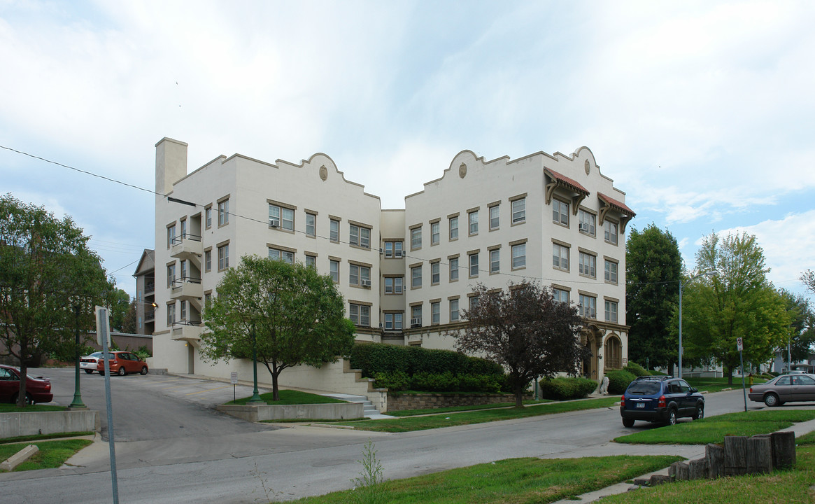 Alhambra in Omaha, NE - Building Photo