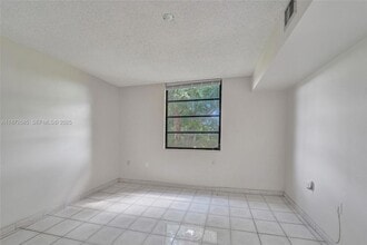 1502 Whitehall Dr, Unit 303 in Davie, FL - Building Photo - Building Photo