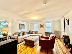 206 Elm St, Unit 3 in Northampton, MA - Foto de edificio - Building Photo