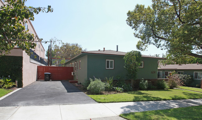 624 E Cypress Ave in Burbank, CA - Building Photo - Building Photo